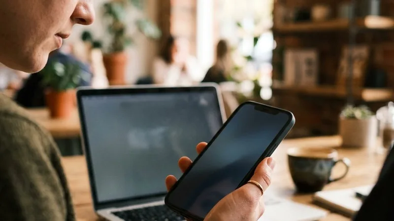 Comparing UK betting sites and odds on a mobile phone